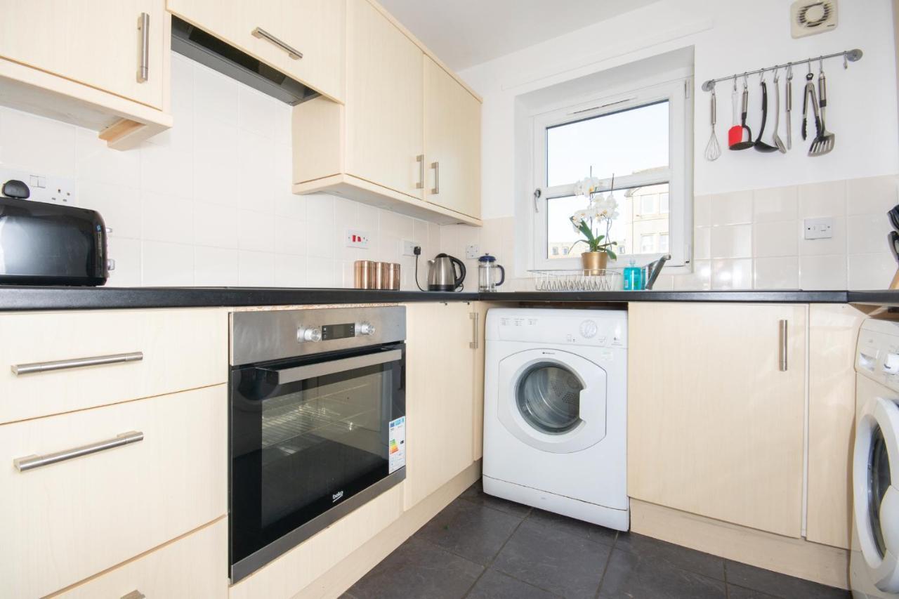 Dwellcome Home Ltd 2 Bedroom King & Double Central Apartment, Free Allocated Barrier Secured Parking Space At Rear Entrance & Fast Wifi, Ideal For Long Term Contractor, Corporate, Etc Stays, Regular Housekeeping Option - See Our Site For Assurance أبردين المظهر الخارجي الصورة
